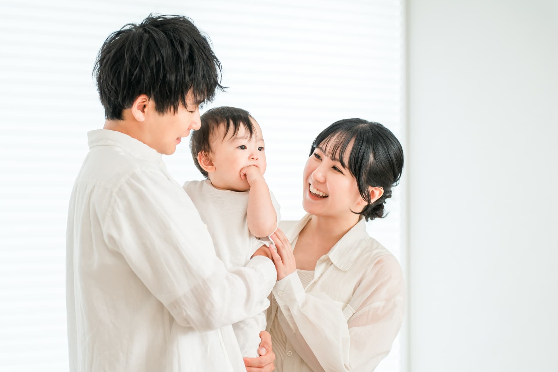 夫婦で育児をしている様子